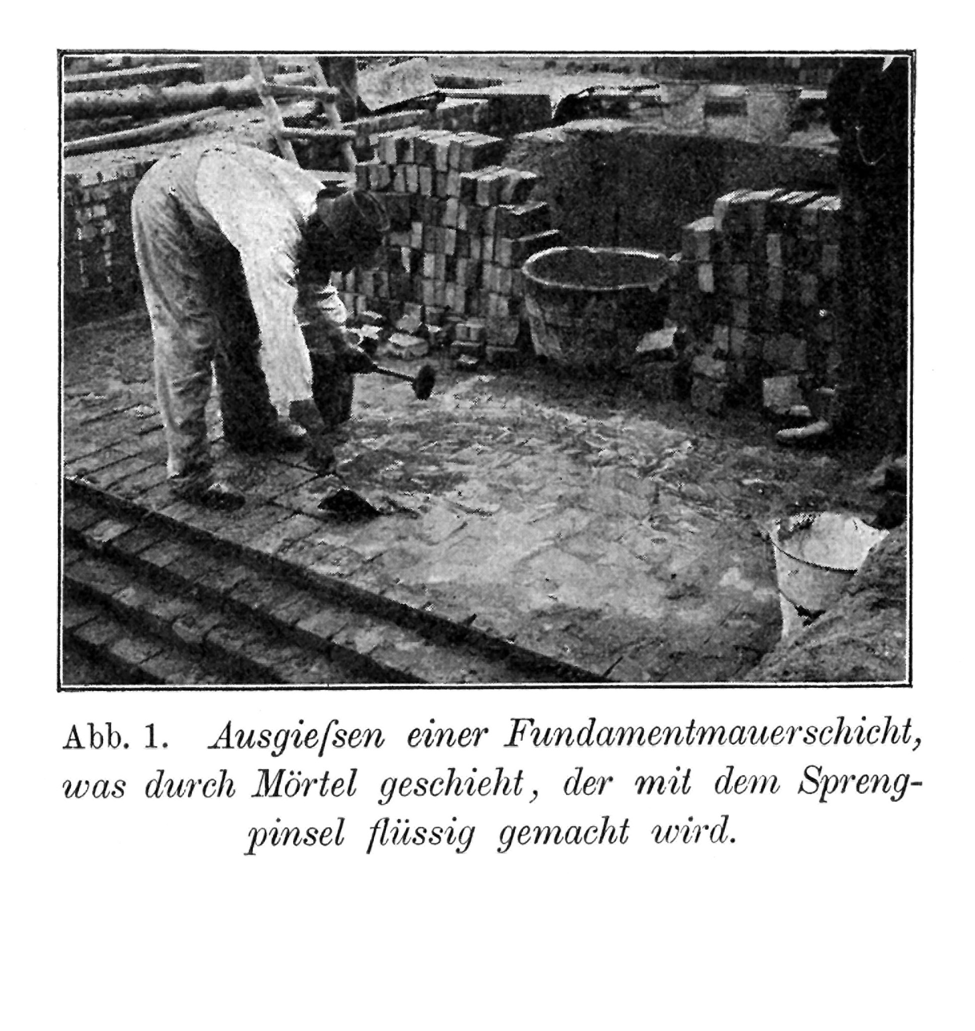 Abb. 1: Ausgiessen einer Fundamentmauerschicht, was durch Mörtel geschieht, der mit Sprengpinsel flüssig gemacht wird