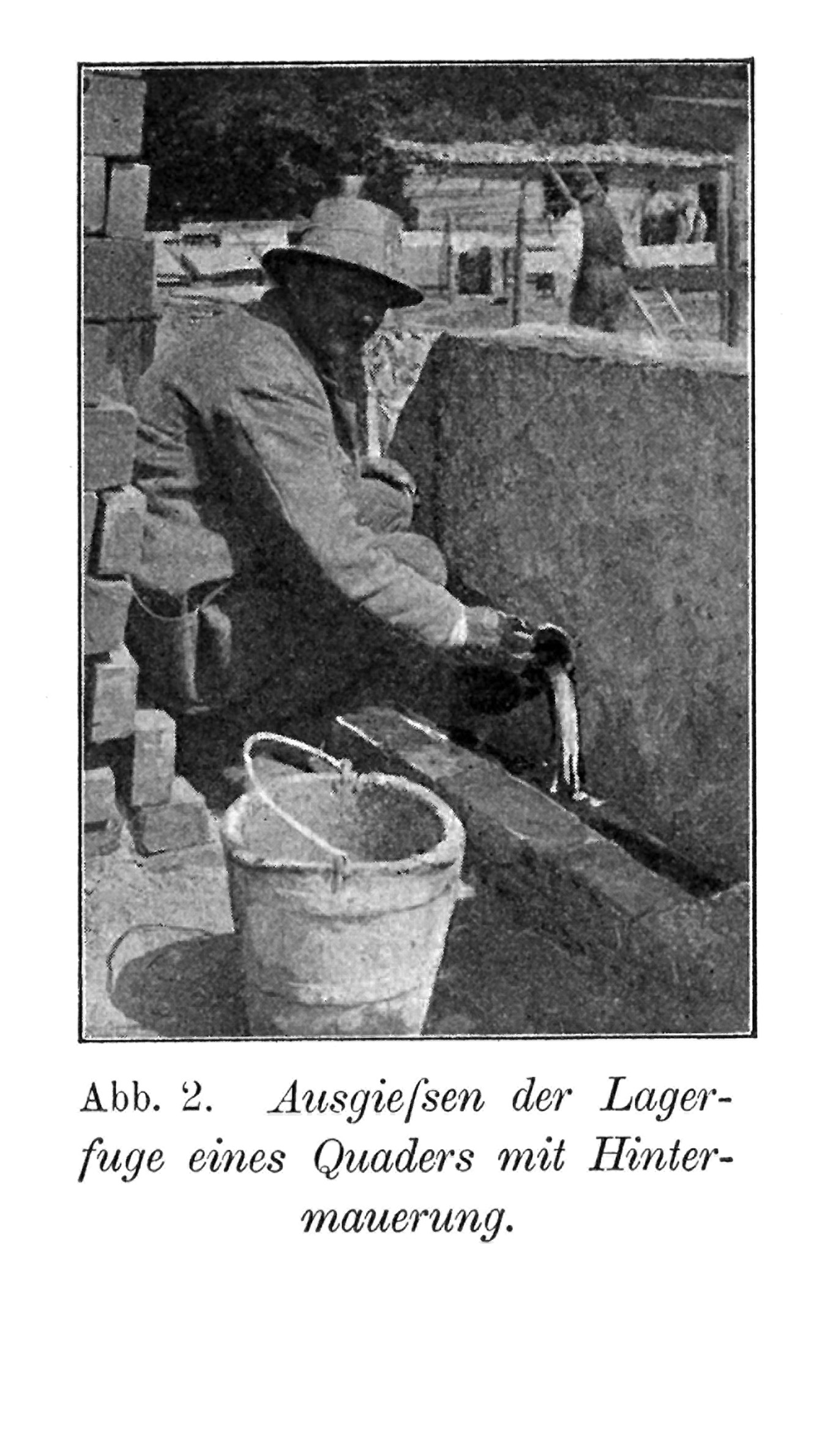 Abb. 2: Ausgießen der Lagerfuge eines Quaders mit Hintermauerung