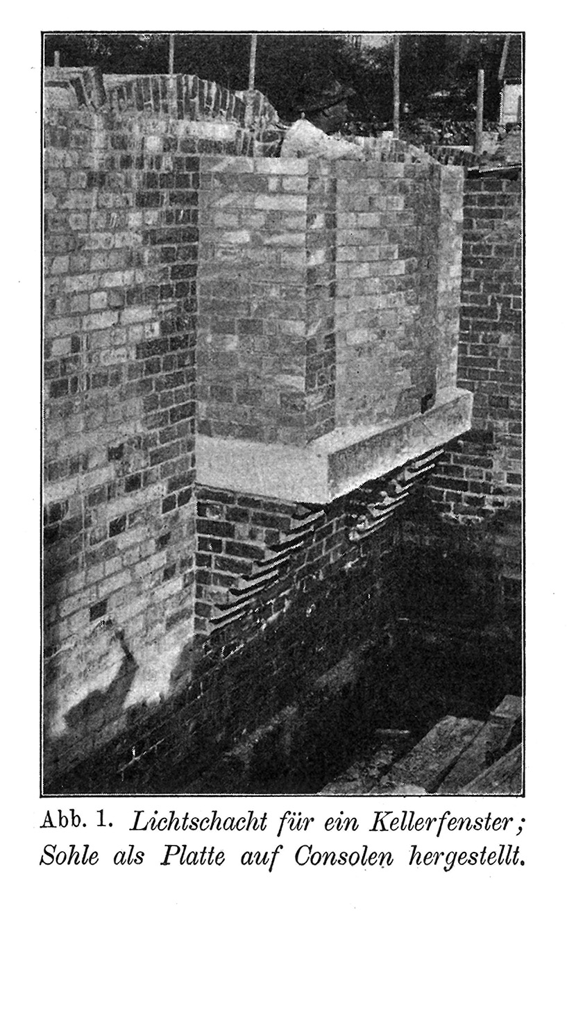 Abb. 1. Lichtschacht für ein Kellerfenster; Sohle als Platte auf Consolen hergestellt.