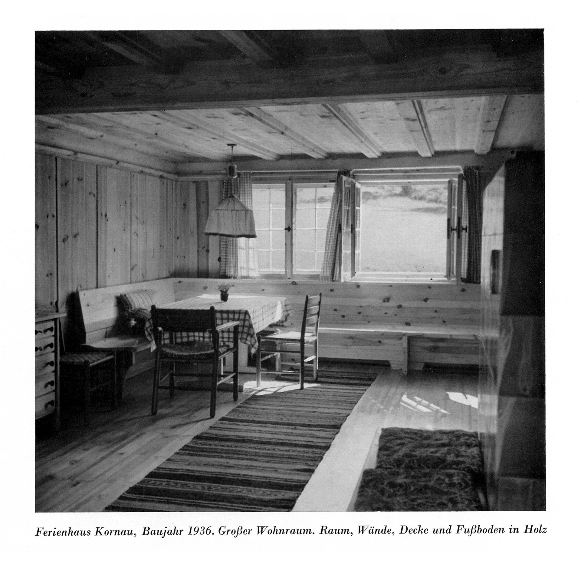 Ferienhaus Kornau, Baujahr 1936. Großer Wohnraum, Raum, Wände, decke und Fußboden in Holz