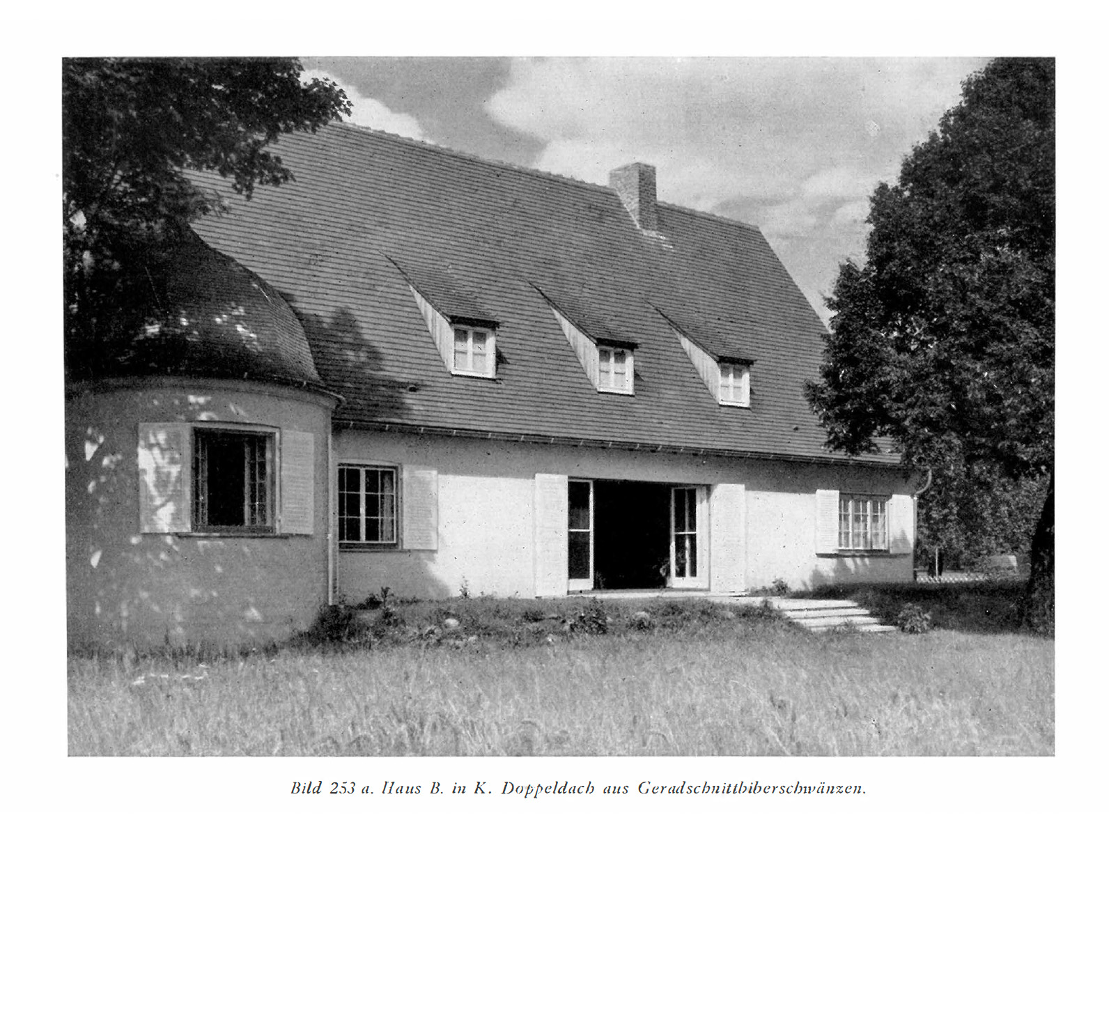 Bild 253a. Haus B. In K. Doppeldach mit Geradschnittbiberschwänzen.