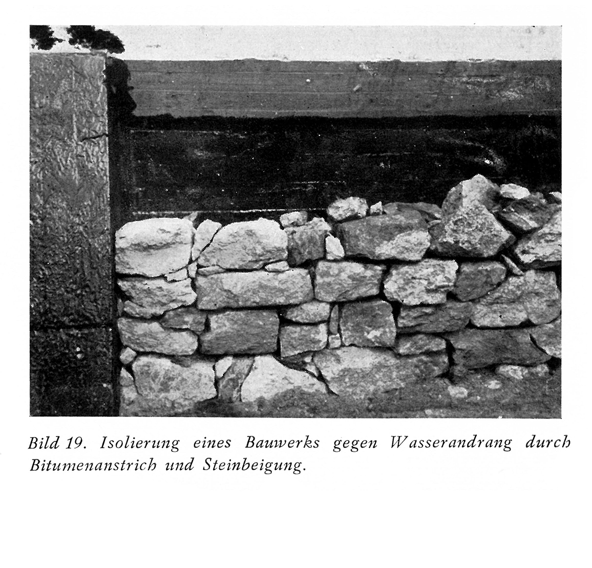 Bild 19. Isolierung eines Bauwerks gegen Wasserandrang durch Bitumenanstrich und Steinbeigung.