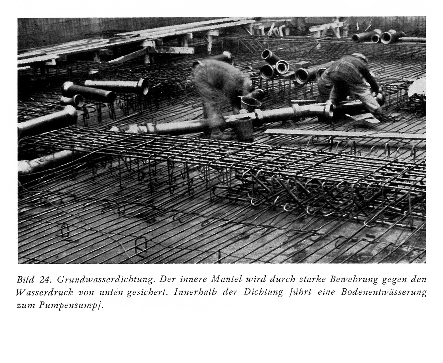Bild 24. Grundwasserdichtung. Der innere Mantel wird durch starke Bewehrung gegen den
Wasserdruck von unten gesichert.
Innerhalb der Dichtung führt eine Bodenentwässerung
zum Pumpensumpf.