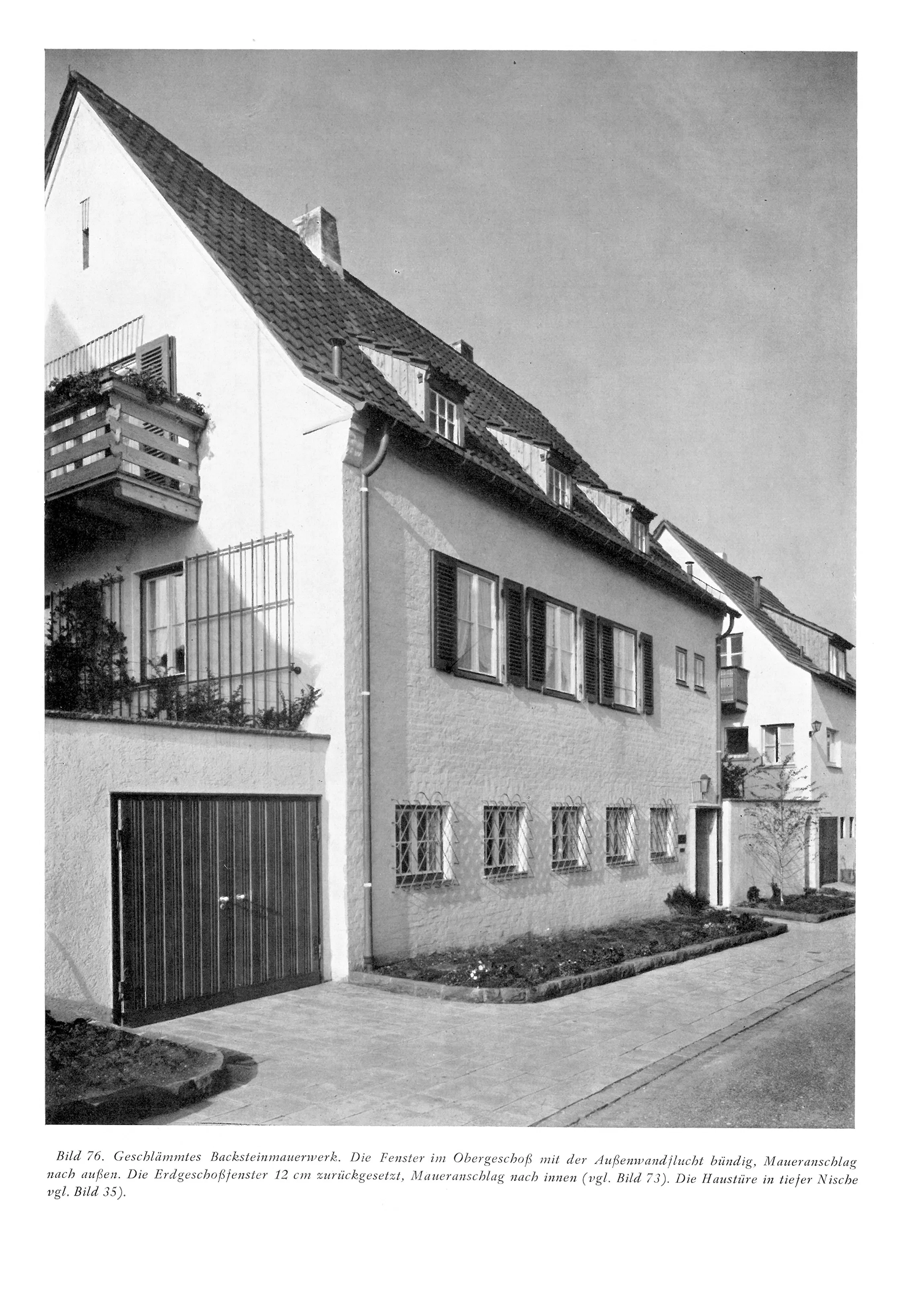 Bild 76. Geschlämmtes Backsteinmauerwerk. Die Fenster im Obergeschoß mit der Außenwandflucht bündig, Maueranschlag nach außen. Die Erdgeschoßfenster 12 cm zurückgesetzt, Maueranschlag nach innen (vgl. Bild 73). Die Haustüre in tiefer Nische vgl. Bild 35).