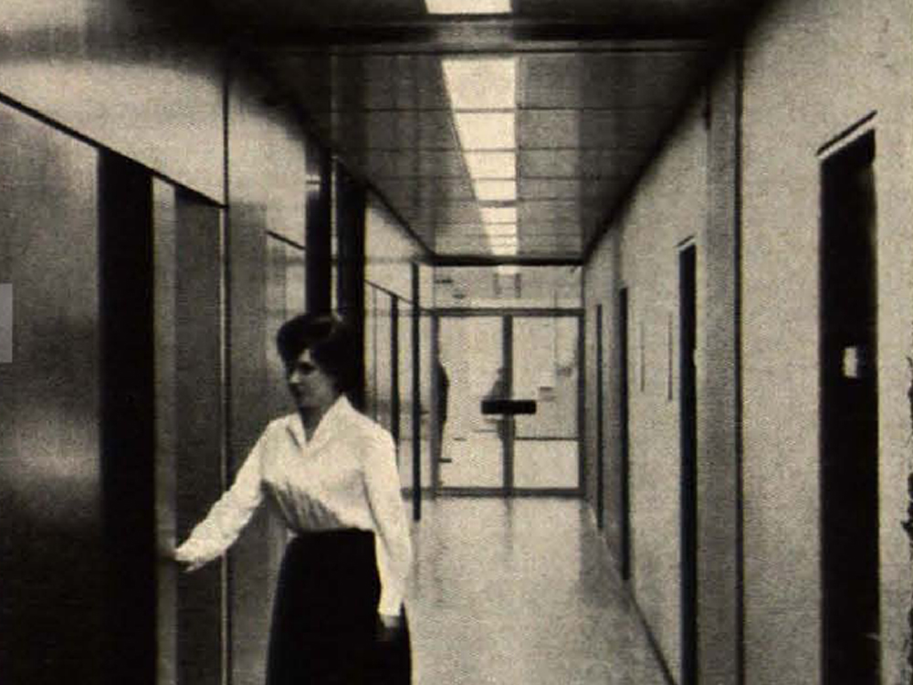 Deckenbeleuchtung in einem Büro-Hochhaus