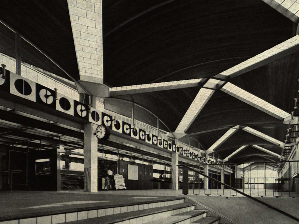Bahnhofschalterhalle in Mischbauweise