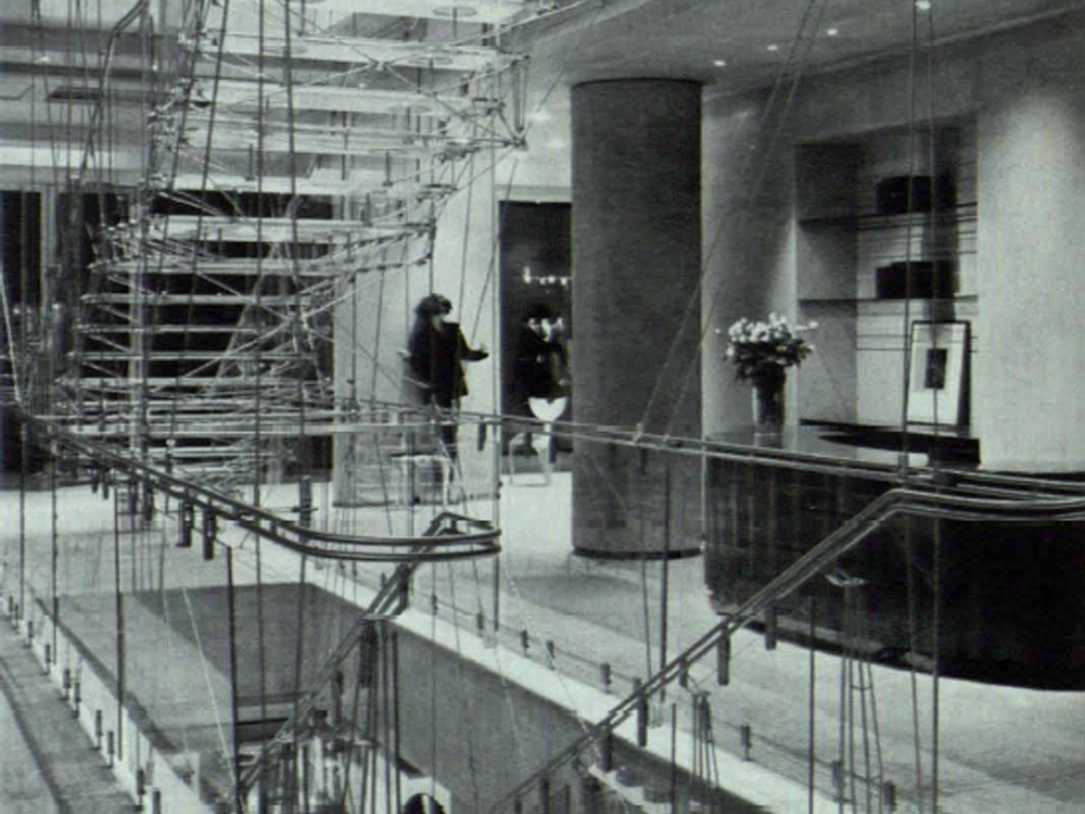 Stahl-Glas-Treppe in einem Modegeschäft