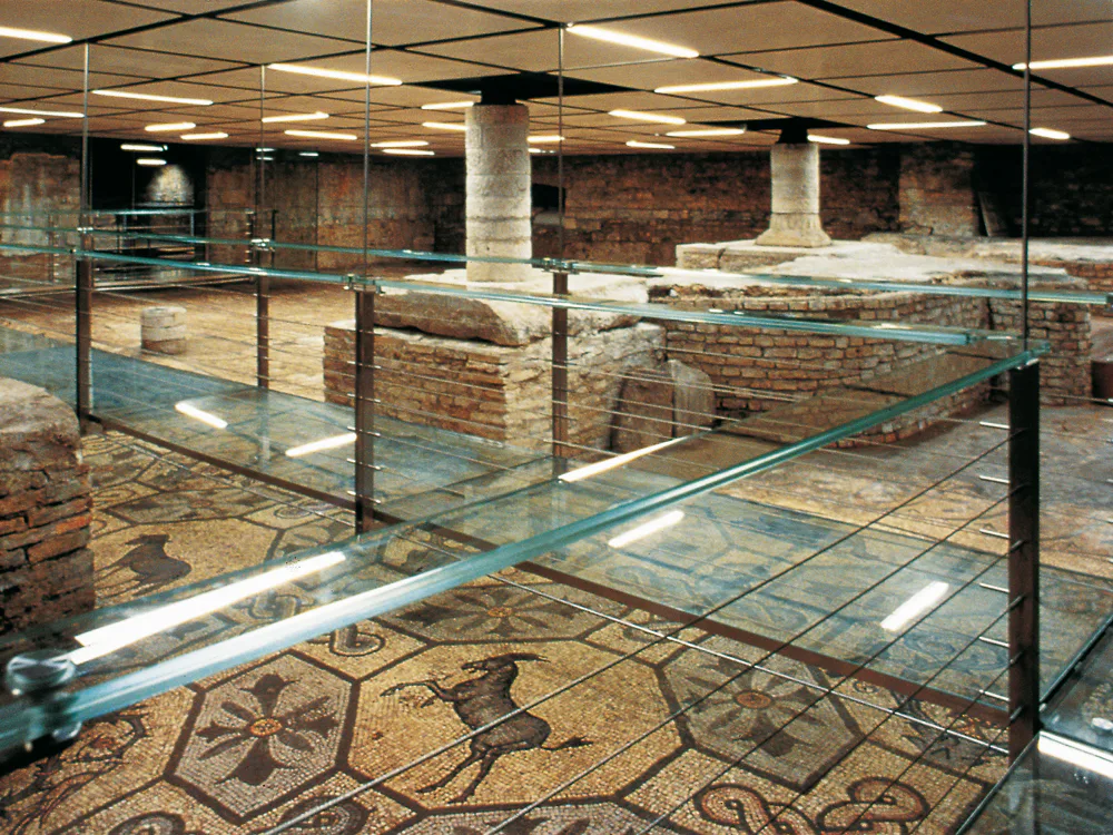 Glasbrücke in der Basilika von Aquileia
