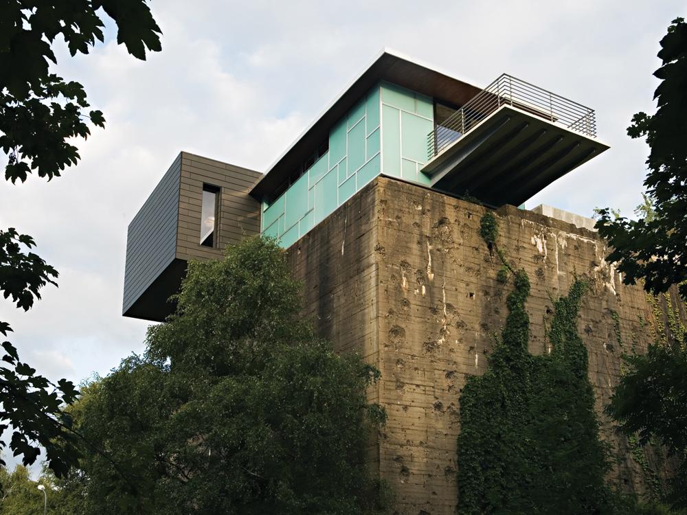 Mit höchster Genauigkeit musste die vorelementierte Konstruktion auf den Bunker aufgesetzt  werden. Die Lastableitung erfolgt über die Bunkeraußenwände.