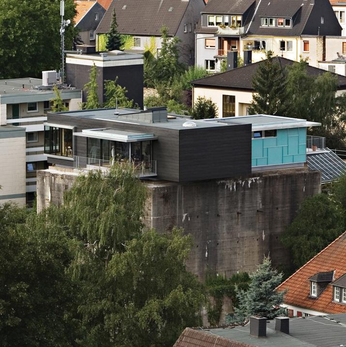 Wie auf einem Sockel, fast wie entrückt und doch sehr real: der Penthouseaufbau auf dem Bunker in Hamm prägt heute das eher bürgerliche Umfeld.