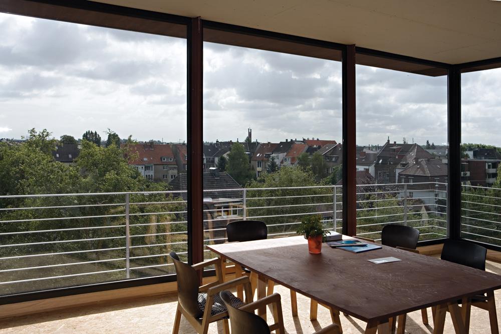 Der Blick über die Stadt ist atemberaubend. Die großzügigen verglasten Flächen lassen Innen und Außen verschmelzen.