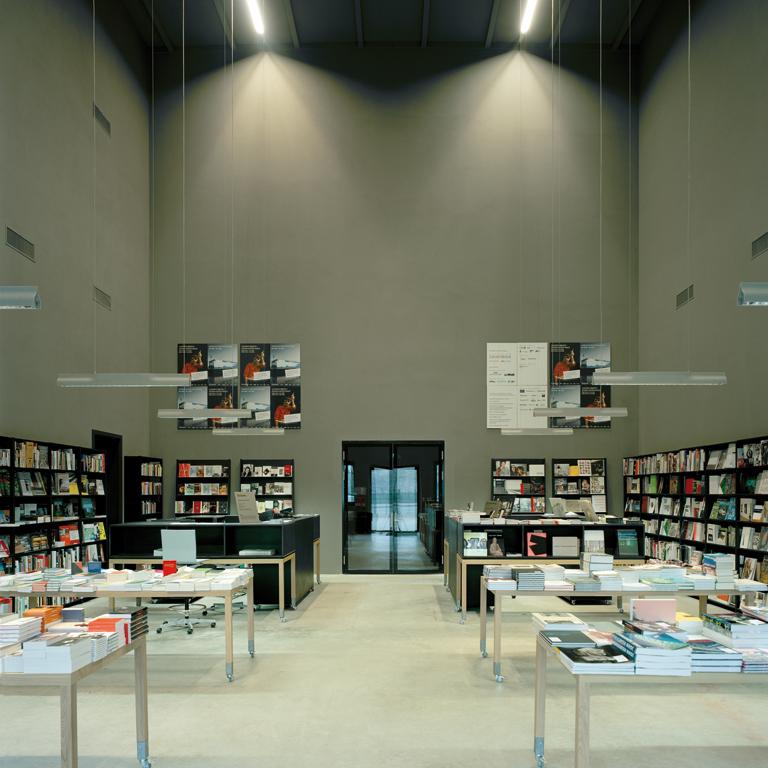 Der Zugang zur Ausstellung führt den Besucher über ein Foyer mit Buchladen.