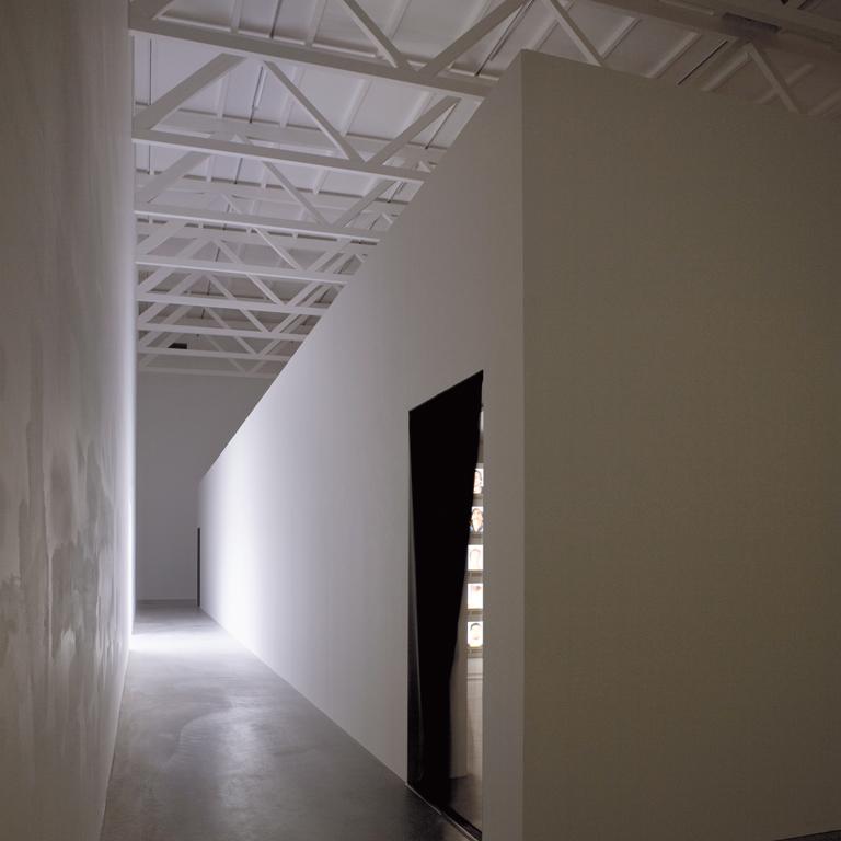 Der Innenraum wurde als so genannter »White Cube« konzipiert. Er kann dem jeweiligen Ausstellungskonzept damit unproblematisch angepasst werden.
