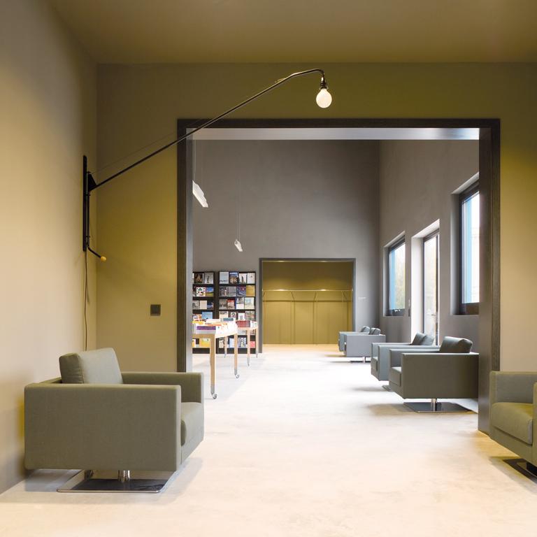 Neben dem Buchladen im Eingangsbereich befindet sich eine kleine Lounge. Zum Ausruhen stehen hier Park Swivel Chairs von Jasper Morrison.
