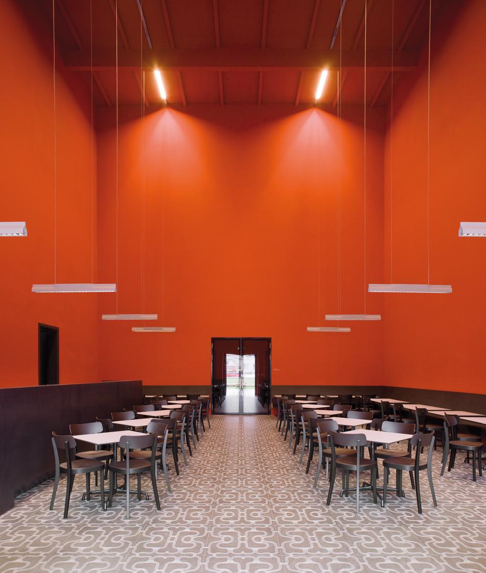 Zur Kunsthalle gehört selbstverständlich auch ein Café/Restaurant. Das »Fiedrichs« wurde mit Möbeln von Vitra ausgestattet. Die warme Farbgebung und das sanfte Licht laden neben Drinks und Snacks zum Verweilen ein.