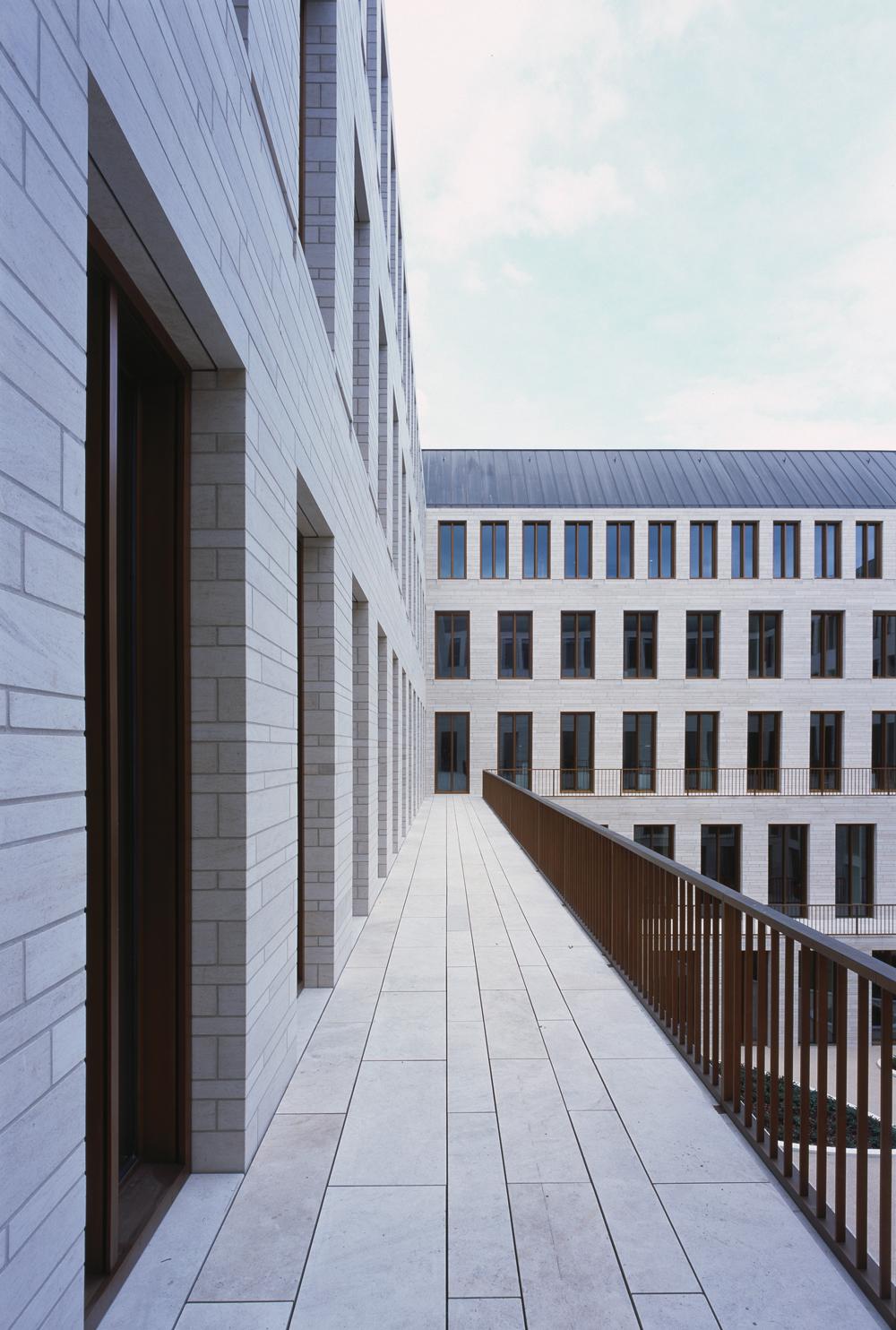 Die Architekten arbeiteten mit massiven Ecksteinen und Sturzelementen, um die optische Massivität der Fassaden zu verstärken.