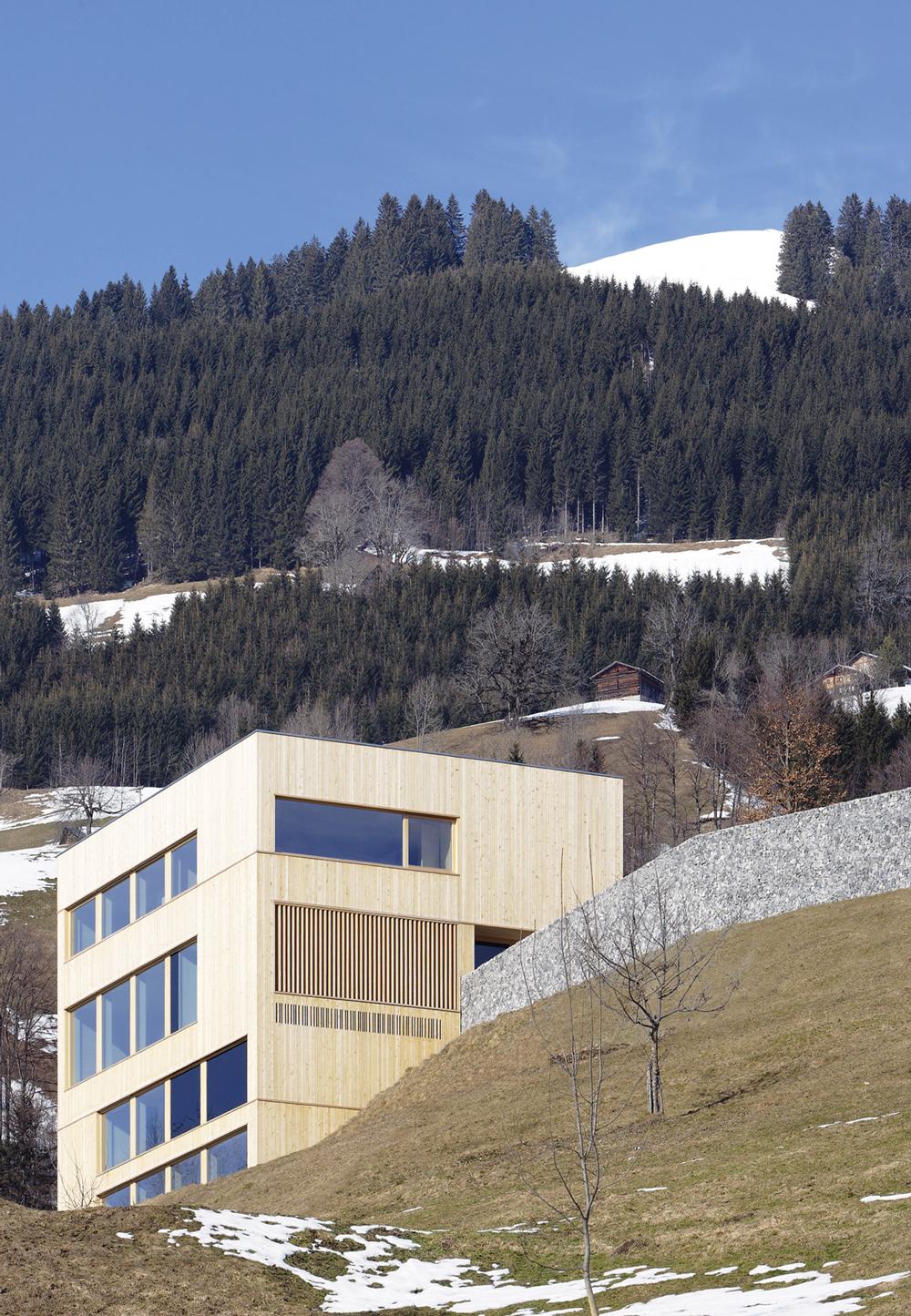 Das in den Hang eingebettete Gebäude wurde als Passivhaus geplant und ist der erste viergeschossige Holzbau Vorarlbergs.