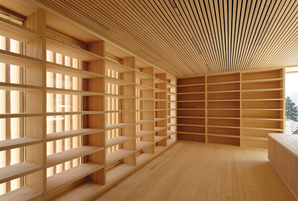 Das helle, fast astfreie Holz der Weißtanne, die in der Gegend geschlagen wurde, fanden auch bei den Regalen des Dorfladens, den Einbaumöbeln und an Decken  und Böden im gesamten Haus Verwendung.