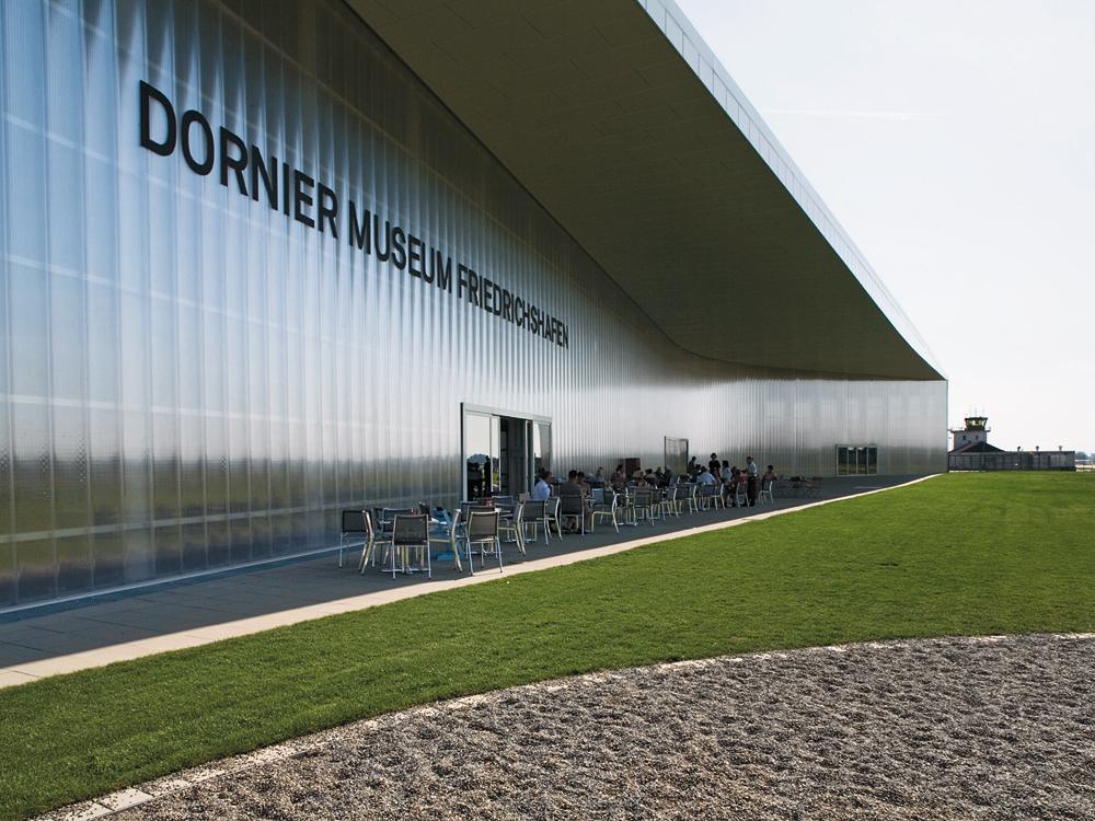 Bericht: Hangar mit Startbahnanschluss -  Das Dornier-Museum in Friedrichshafen