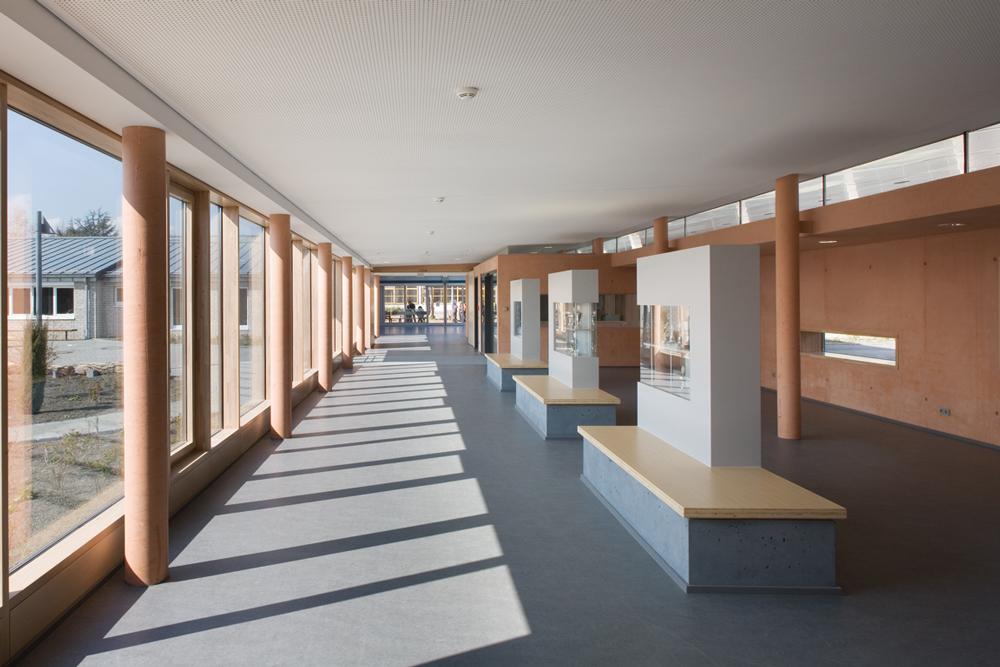 Die Paserelle ist nicht nur Verbindungsgang zwischen Alt- und Neubau, sondern dient den Schülern auch als Aufenthaltsbereich und Ausstellungsfläche.