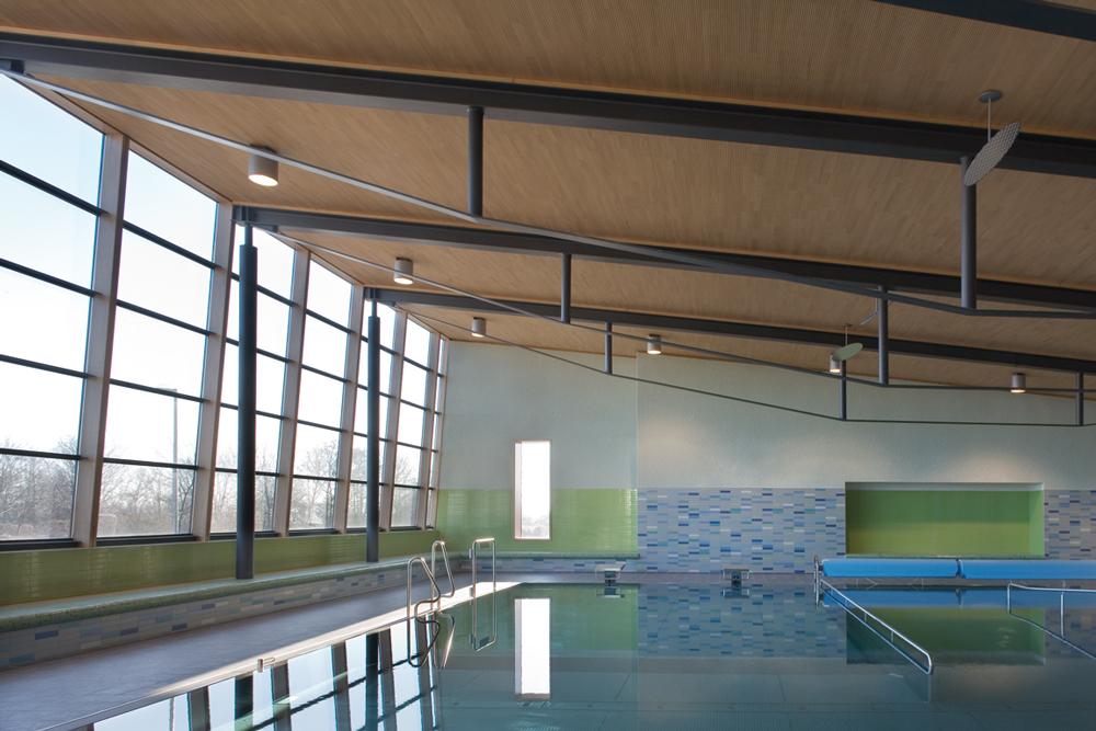 Die Schwimmhalle ist ein wichtiges Element innerhalb des Ensembles. Neben den Unterrichtsstunden werden hier auch medizinisch verordnete therapeutische Leistungen erbracht.