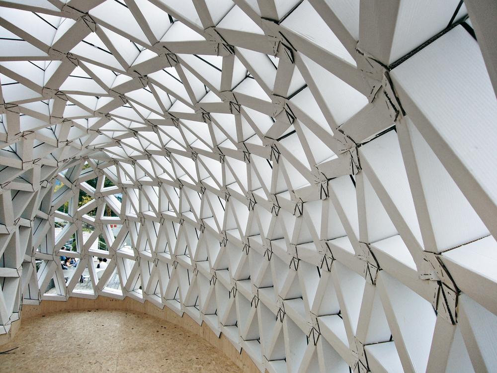 Pavillon aus Wellkarton