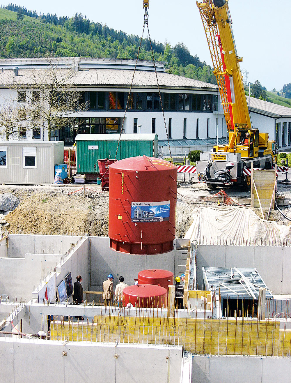 Installation des Wärmespeichers im Untergeschoss