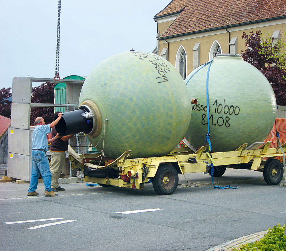 Anlieferung der 2x 10 000 l-Wassertanks