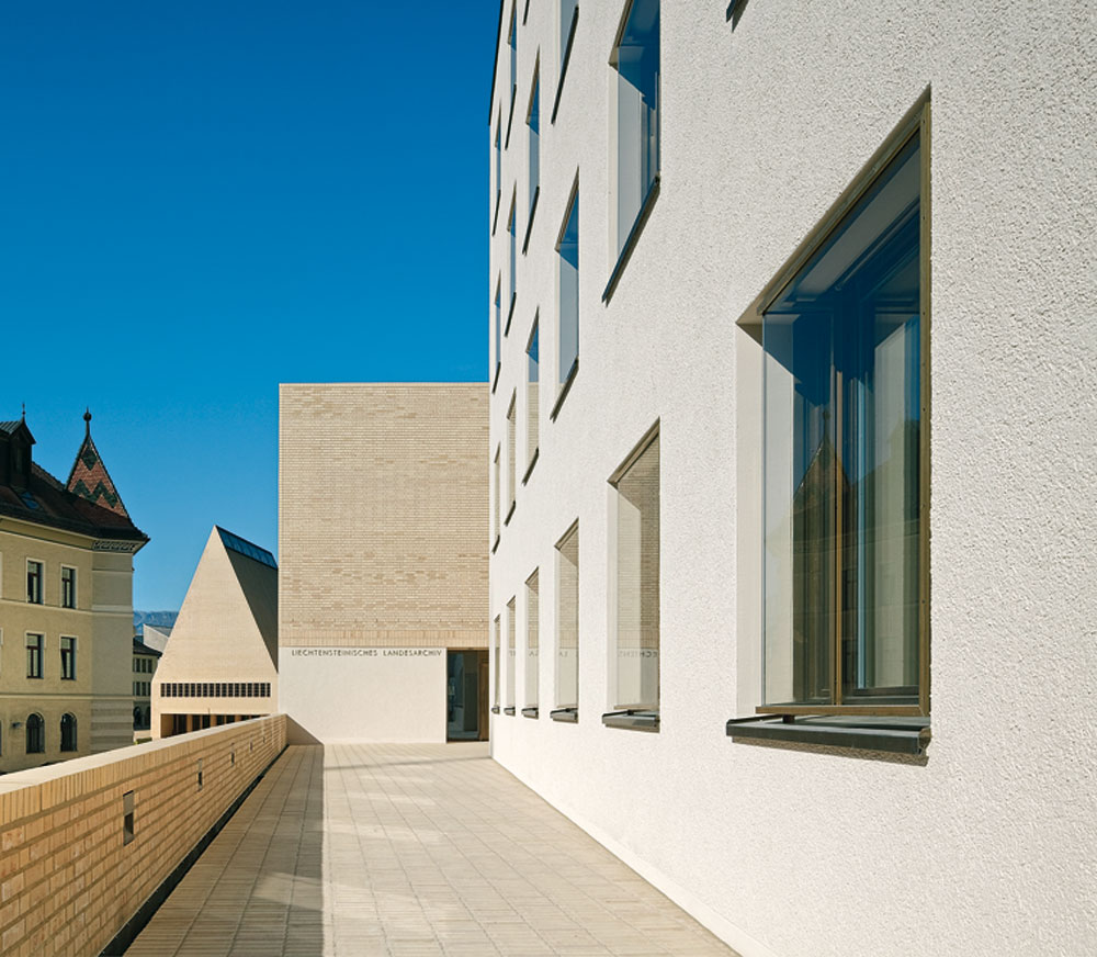 Entrance area, view towards the archives wing and parliament building