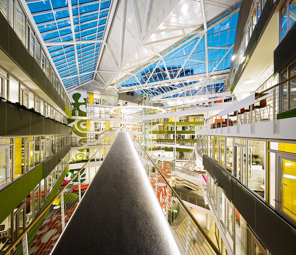 Atrium (Blick von Süden, im Hintergrund der Marco-Polo-Tower)
