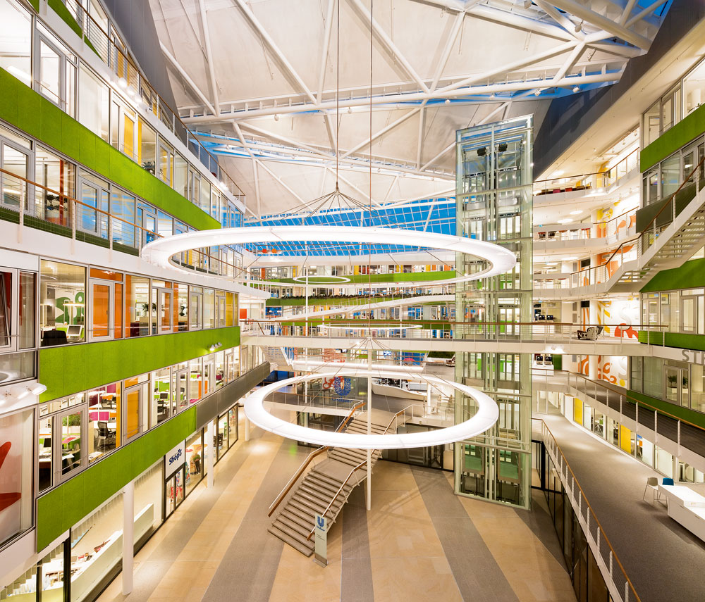 Atrium mit Leuchtringen und  Treppe ins 1. Obergeschoss