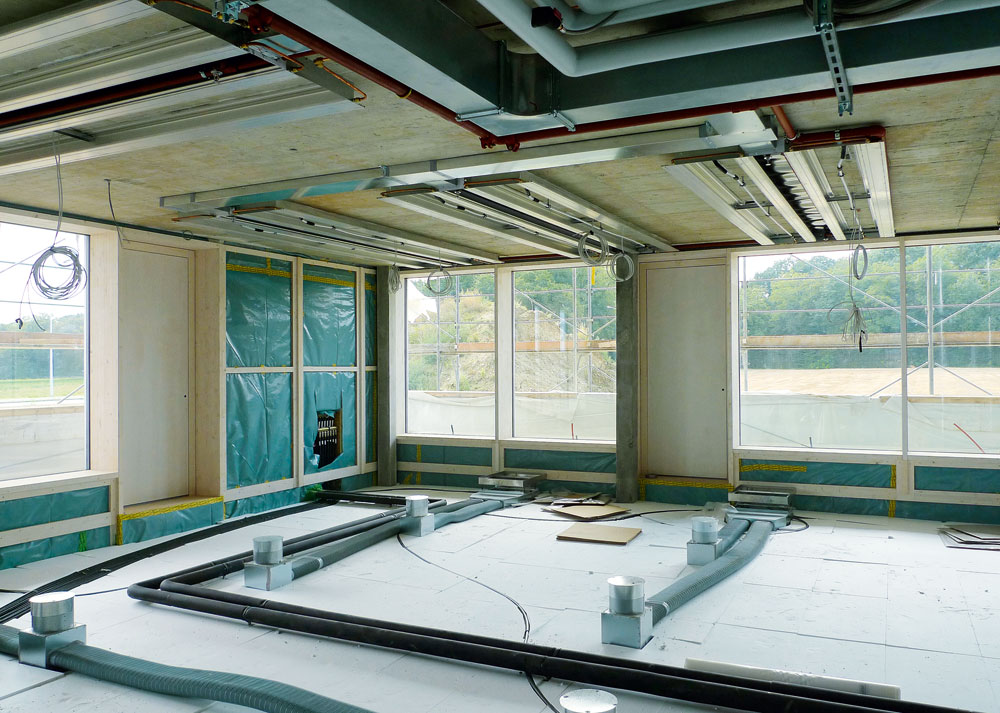 Büroraum im Bau mit Airboxen und Vorrichtungen für Deckenpaneele