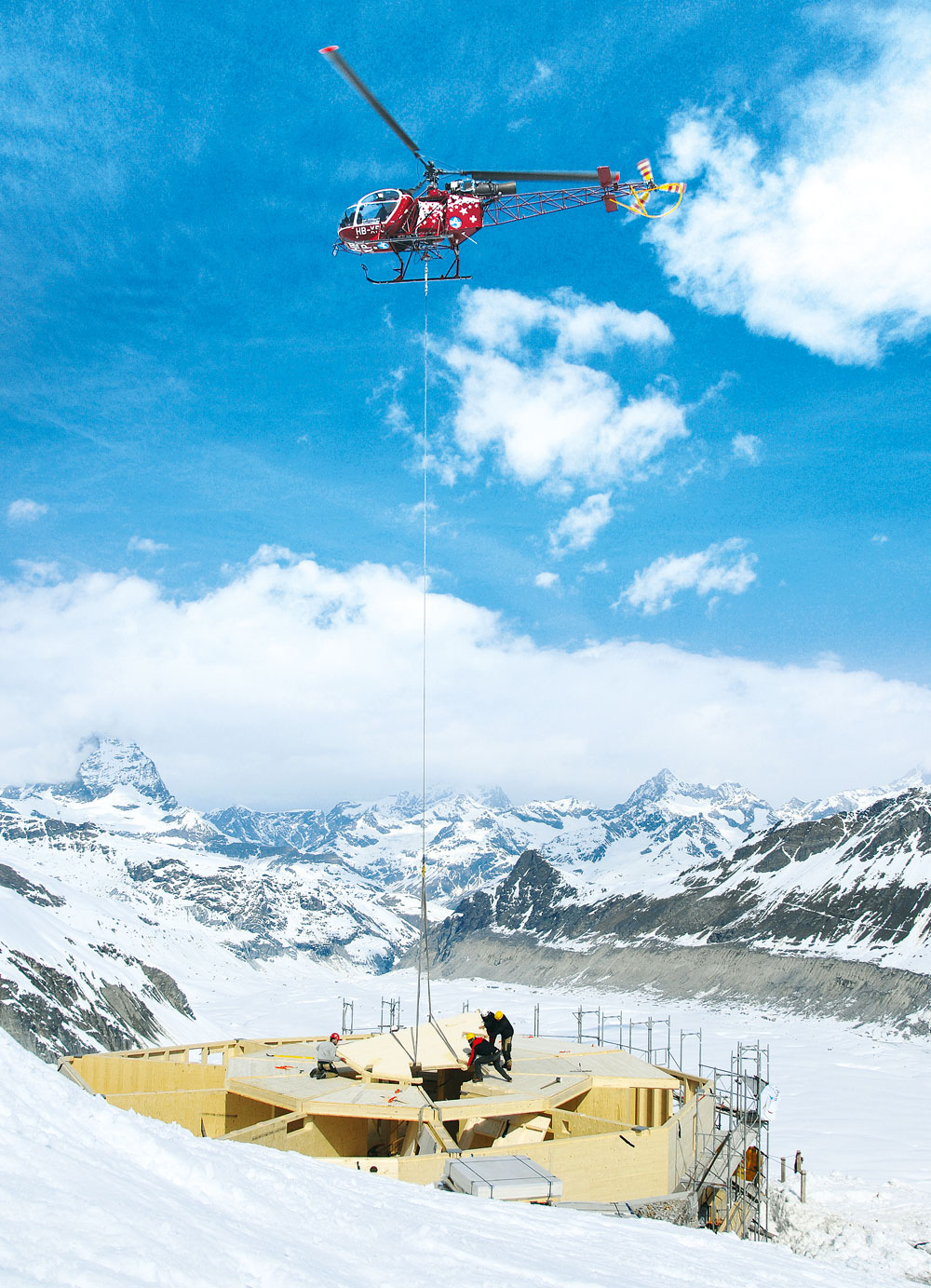 Montage des Holzbaus mit  Helikopter als »fliegendem Kran«