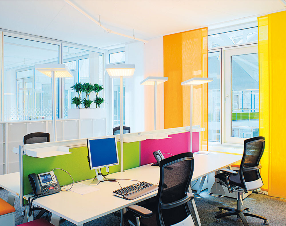 Arbeitsplatz mit LEDStehleuchten