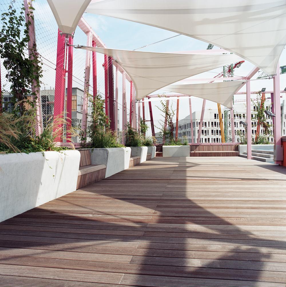 Das Gebäude kennzeichnet zudem ein unkonventioneller Umgang mit den schulischen Freiflächen. Ein von Weinreben umrankter Dachgarten bietet den Schülern eine einzigartige Pausenatmosphäre über den Dächern der HafenCity.