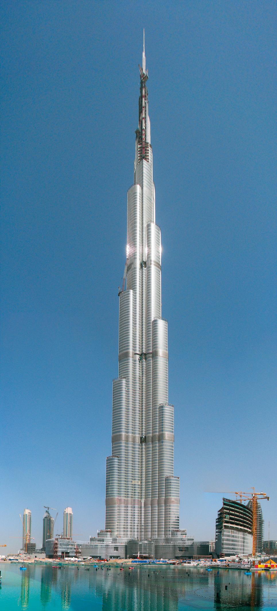 Der über 800 m hohe Turm ist vor allem für Wohnen und Büronutzung konzipiert. Im Sockelbereich befinden sich separate Nebengebäude.