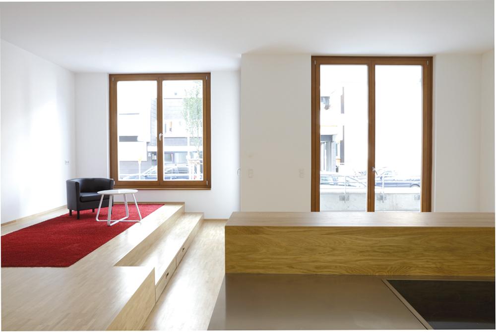 Offene Innenräume, die mit wenigen Materialien gestaltet sind, wirken ruhig und hell. Besonders schön sind die großen Fenster mit den Rahmen aus alter Eicher.