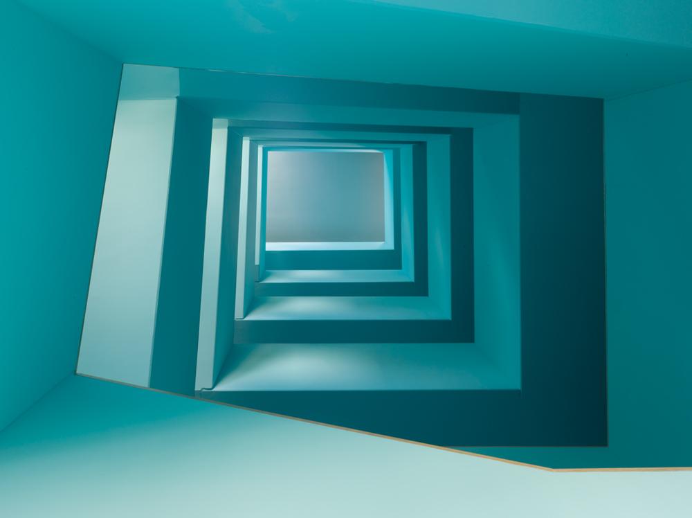 Die Treppenhäuser der Spännertypen sind monochrom in Blau oder Grün gehalten und bieten ein spezielles, sinnliches Farberlebnis.