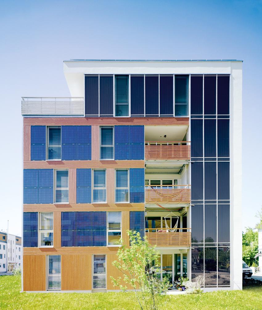 Wohnhaus in Tübingen (Architekten: Plathe, Schlierf, Sonnenmoser). Die Fassade ist geprägt von den Modulrastern der integrierten Phovotoltaikelemente (links) und thermischen Solarkollektoren (rechts).