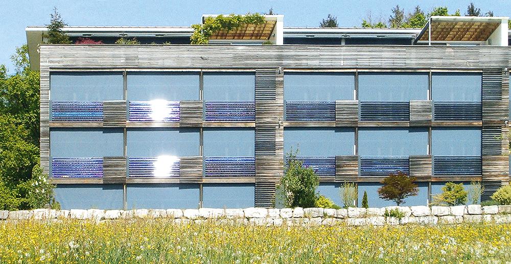 Wohnanlage in Zürich-Höngg (Architekt: Beat Kämpfen). Vakuum-Röhrenkollektoren dienen als Balkonbrüstung vor der Südfassade.