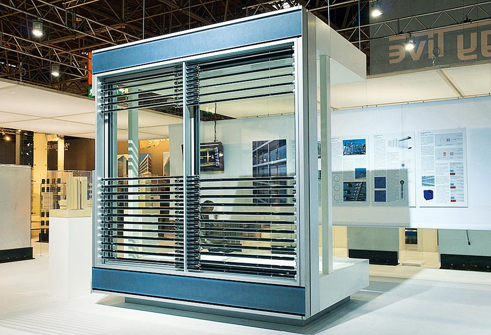 Vakuum-Röhrenkollektoren als Verschattungselement (Pilotprojekt der Universität Stuttgart, Institut für Baukonstruktion 2)