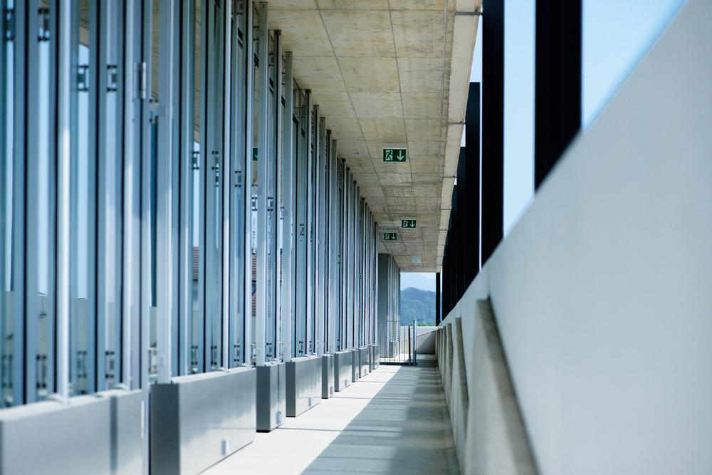 Balkon mit Pfosten-Riegel-Fassade und  brüstungsintegrierten Rolladenkästen