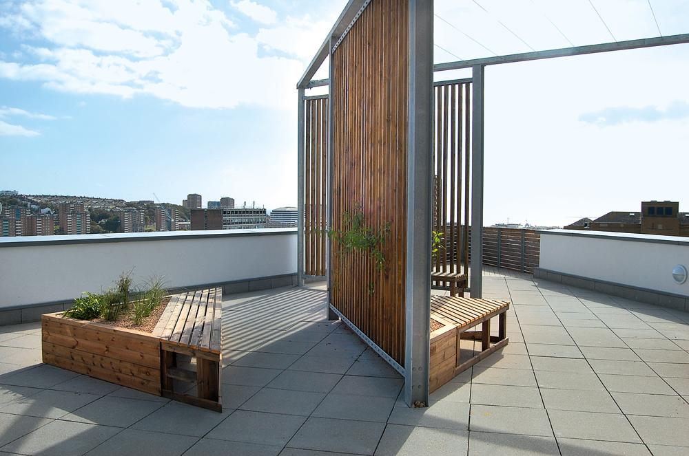 Dachterrasse mit Pflanzbeet