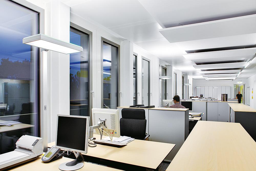 Bürogebäude VHV, Hannover (Architekten: BKSP Grabau Leiber Obermann und Partner): Grundbeleuchtung mit Leuchtstofflampen als Lichtband, Arbeitsplatzbeleuchtung durch Stehleuchten mit Leuchtstofflampen, Lichtsteuerung mit Tageslicht- und Präsenzsensoren.