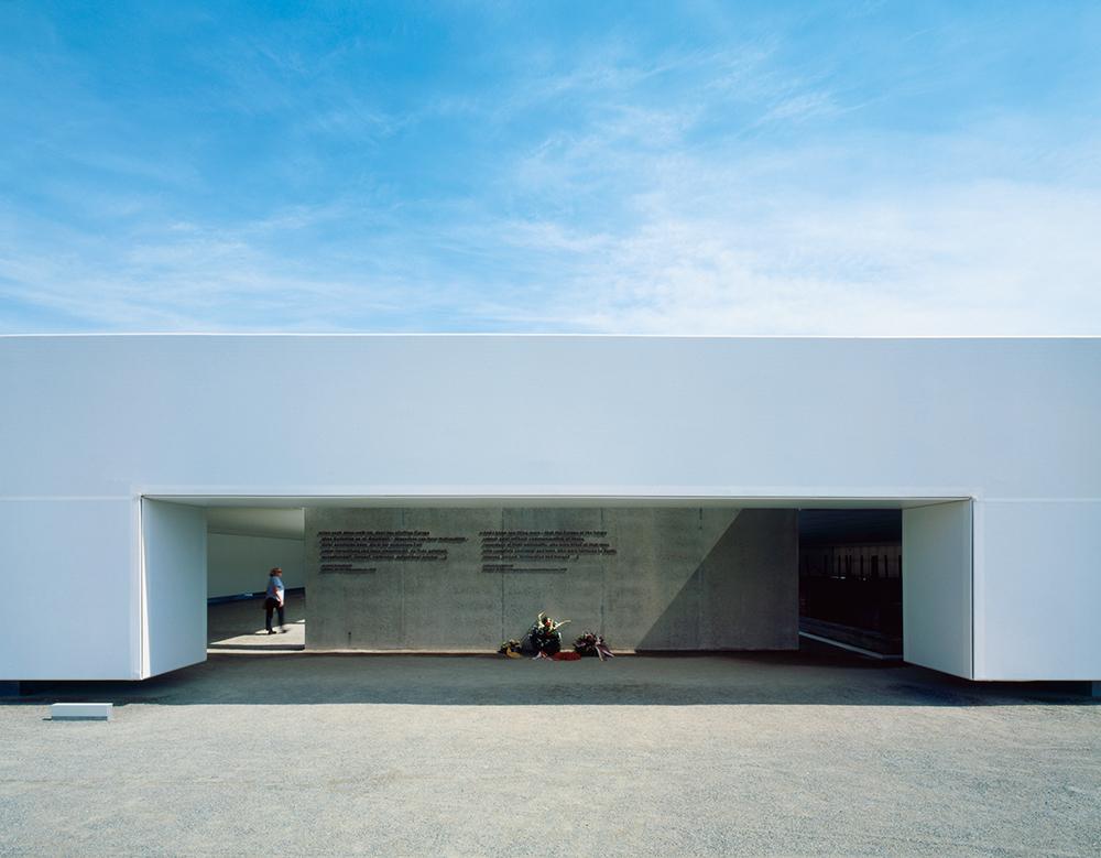 »Station Z« im Konzentrationslager Sachsenhausen (HG Merz Architekten, Stuttgart/Berlin):  Außenansicht des Ausstellungsgebäudes
