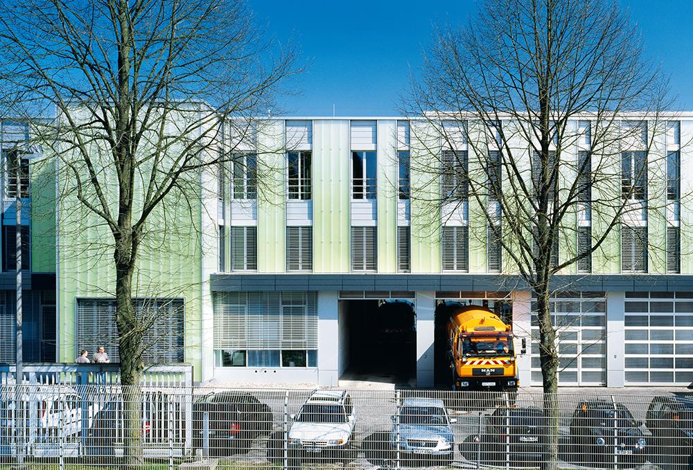 Betriebsgebäude der Entsorgungsbetriebe Remscheid (Architektur Contor Müller Schlüter, Wuppertal): Fassade aus Polycarbonat-Stegplatten