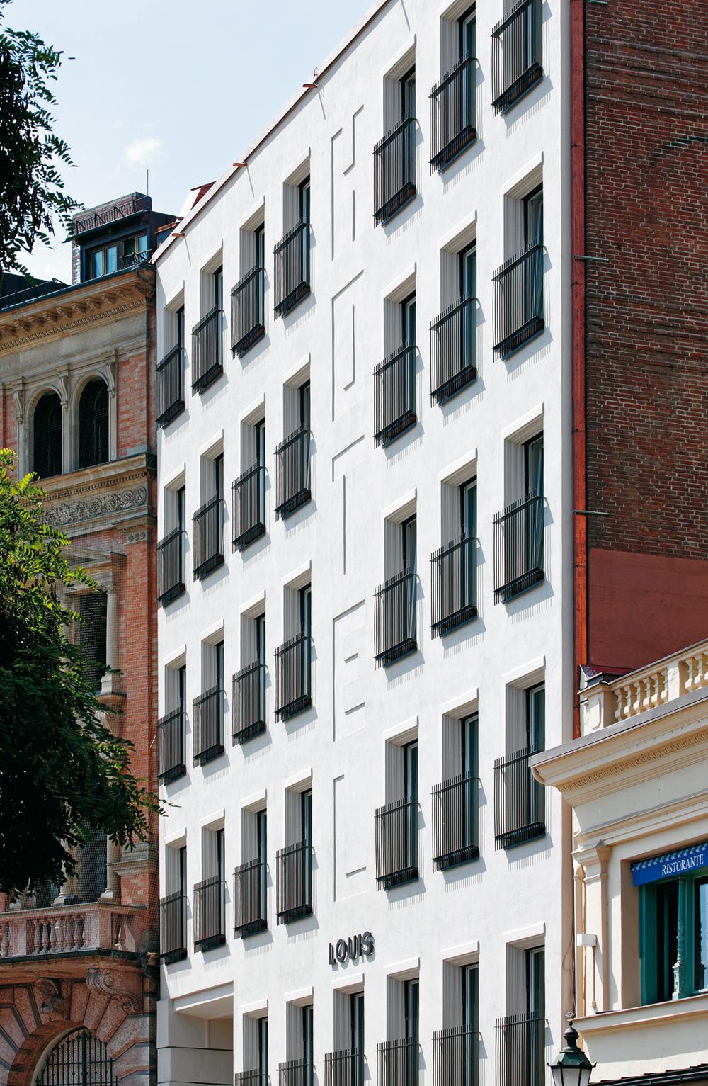 Die Lochfassade zum Viktualienmarkt nimmt Bezug zur Altstadt; ein Blindfenster, auf dem ein Putzrelief die Nutzung »Hotel« verrät, vermittelt zwischen den 5 Achsen der Hotelzimmer und dem 8achsigen Fassadenraster des umgestalteten Bürogebäudes.