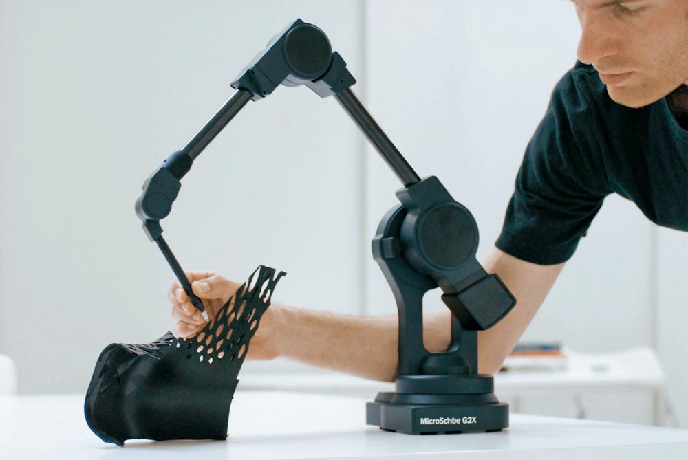 Möbelentwurf von Reimund Krenmüller; Scanner mit Konzeptmodell aus elastischem Material; Bearbeitung der 3D-Flächen auf Basis digitalisierter Einzelpunkte und Linien.