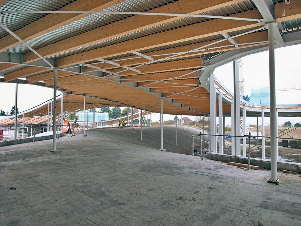 Betonschale mit Stahl-/Holzdach