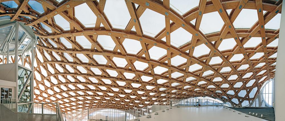 Centre Pompidou Metz, 2003 –2010 Architekten: Shigeru Ban, Jean de Gastines Aus der präzise modellierten Referenzfläche (Abb. 2) wurden die Geometrien aller Dachträger und Verbindungsdetails abgeleitet.